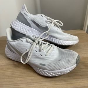 Nike revolution sneakers women’s 9.5